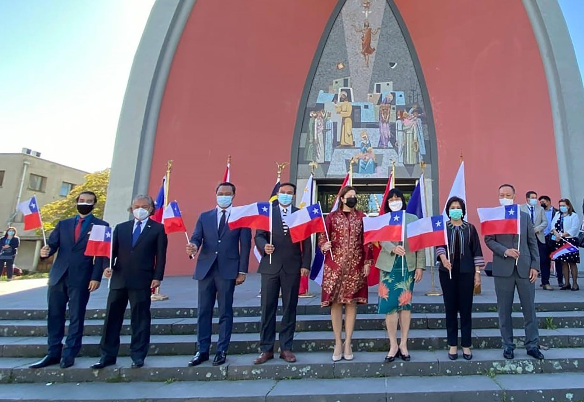 Thủ hiến vung Nuble, Chile Crisomoto và phu nhân chào mừng chuyến thăm và làm việc với các Đại sứ ASEAN, ngày 26/10.