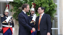 Prime Minister Pham Minh Chinh meets French President Emmanuel Macron