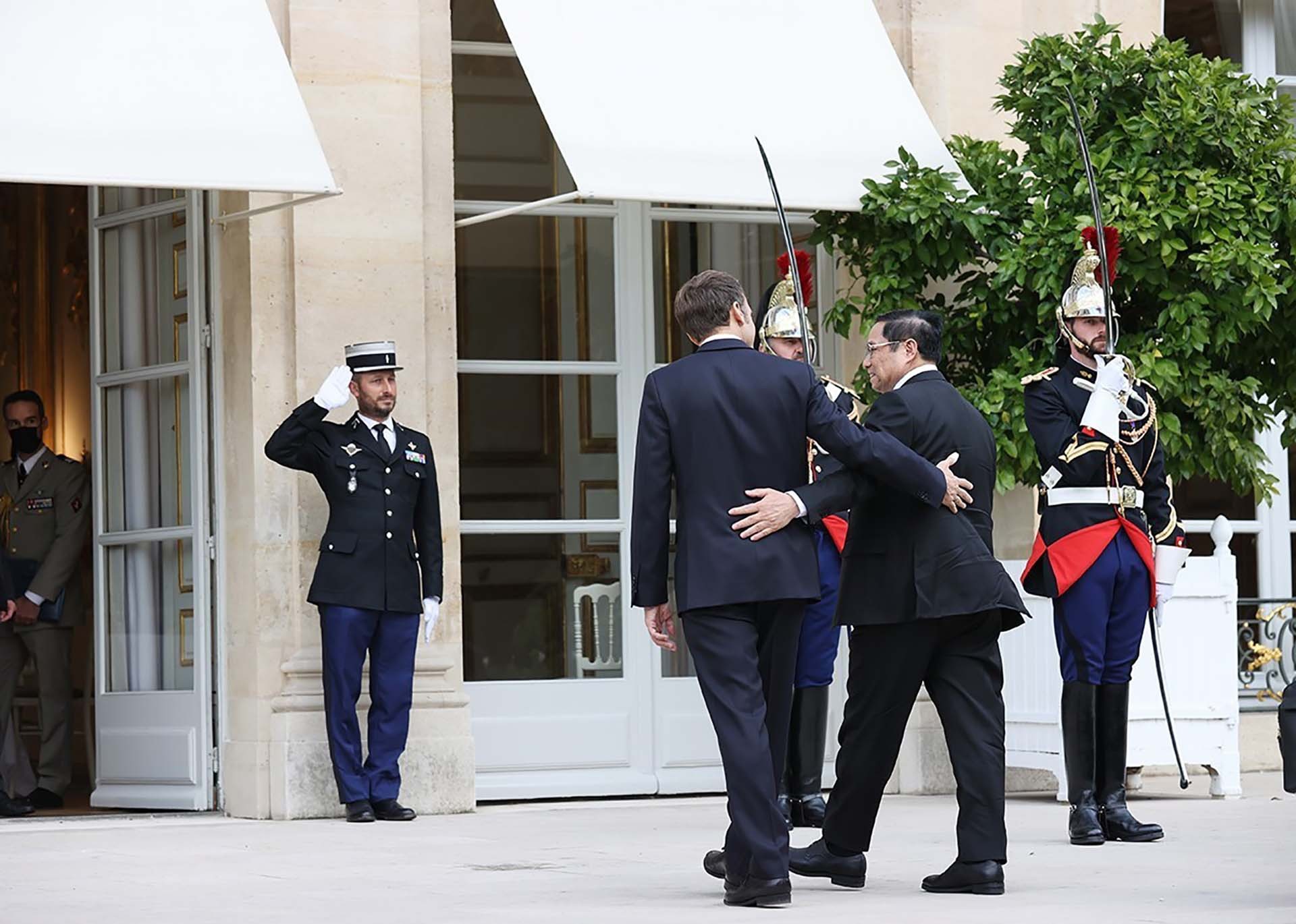 Prime Minister Pham Minh Chinh meets French President Emmanuel Macron