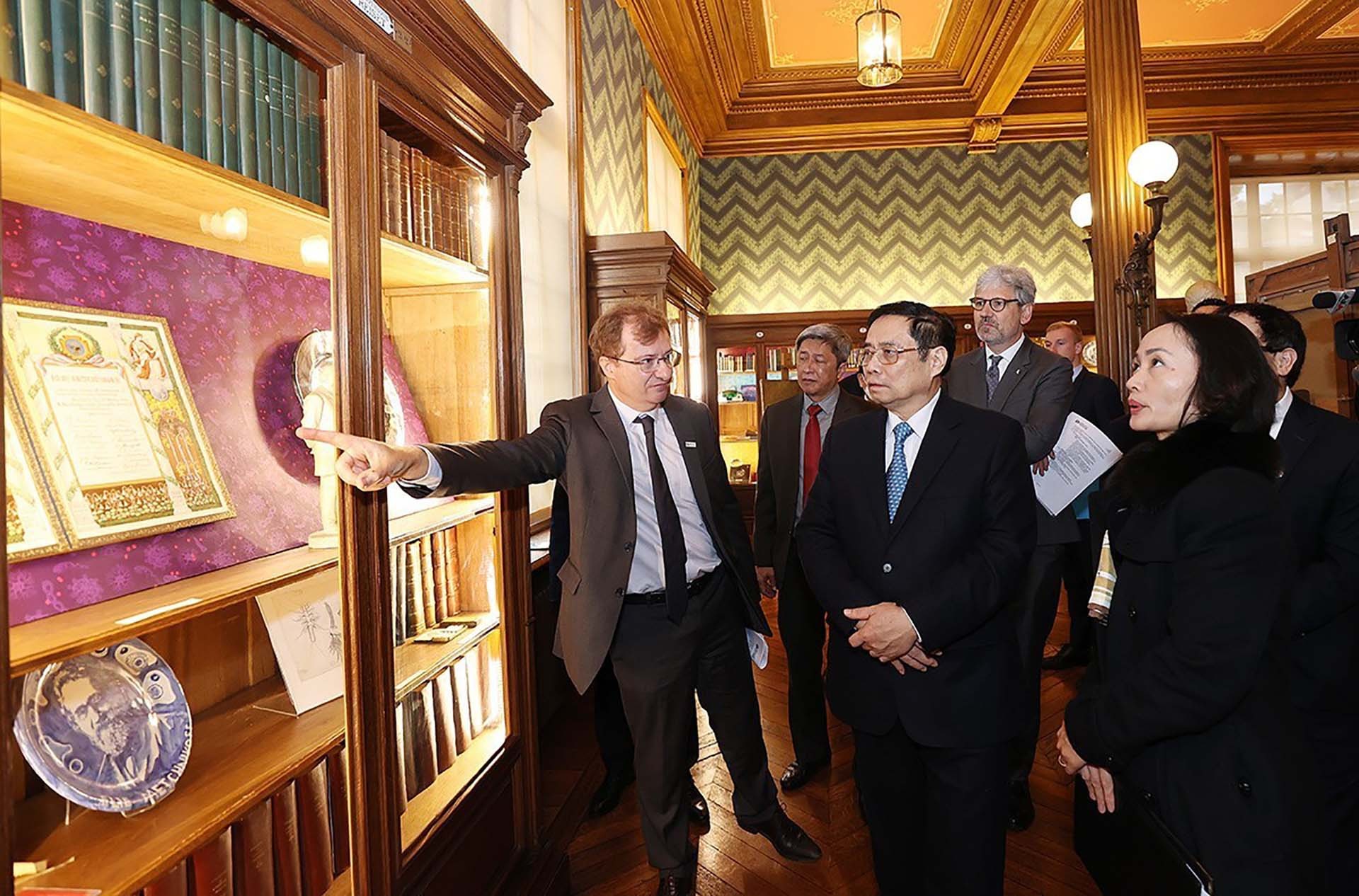 Thủ tướng Phạm Minh Chính cho biết Viện Pasteur Paris là một địa chỉ mà Thủ tướng chọn đến trong chuyến thăm chính thức Pháp lần này, vì đây là một trong những cơ quan có mối quan hệ chặt chẽ với các Viện Pasteur của Việt Nam, tiêu biểu cho mối quan hệ củ