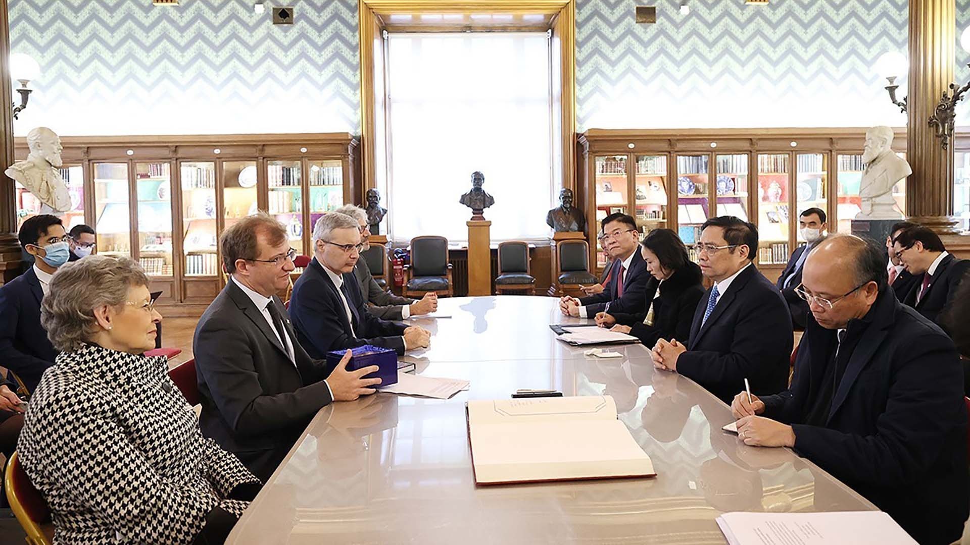 Thủ tướng Phạm Minh Chính đến thăm, làm việc tại Viện Pasteur Paris. (Nguồn: TTXVN)