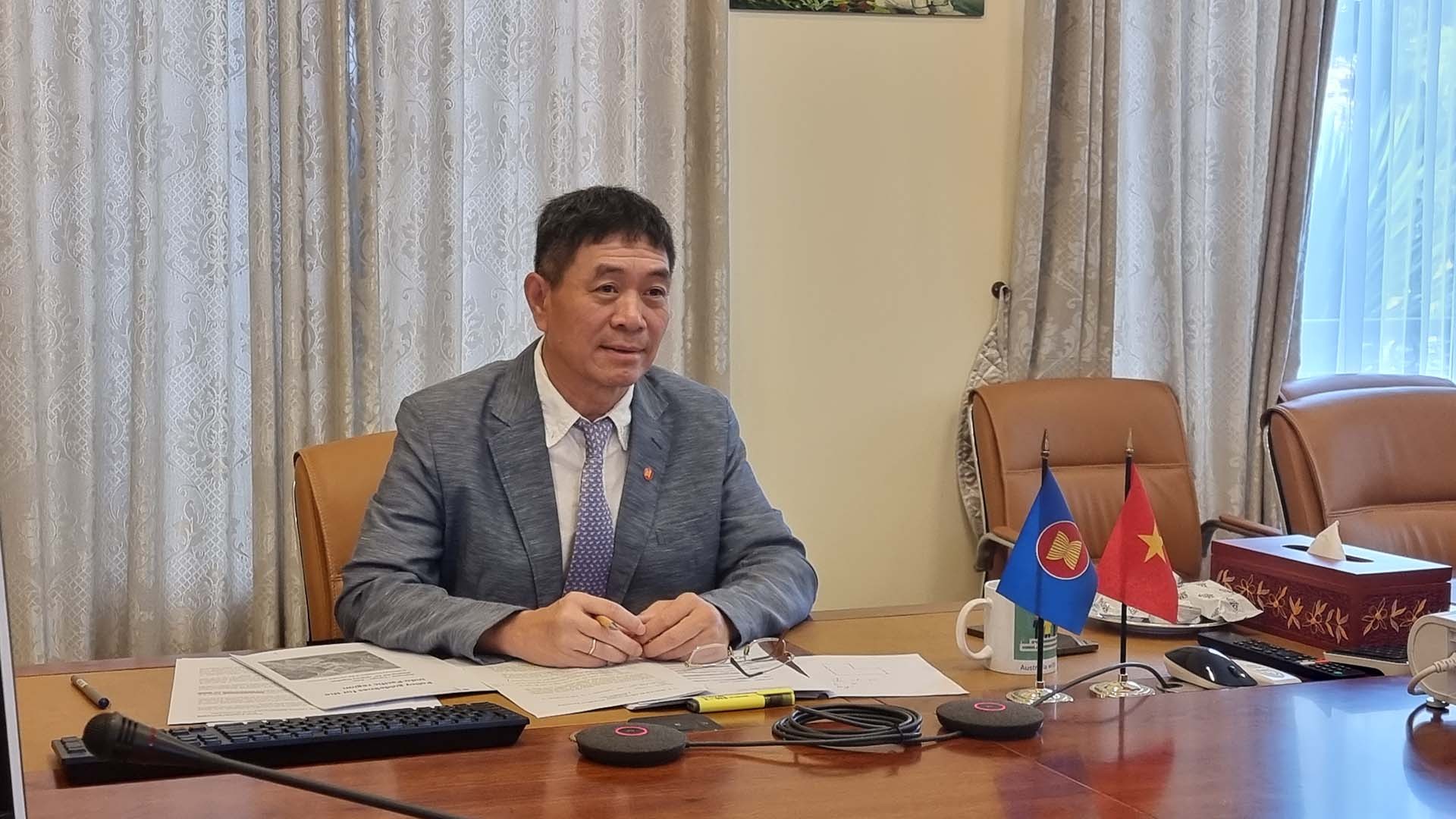 Đại sứ Nguyễn Hải Bằng dẫn đầu đoàn Việt Nam tham dự cuộc họp.