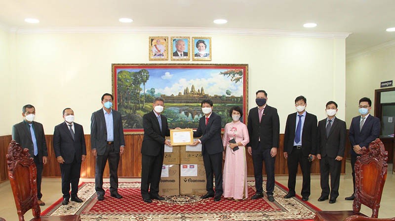 Tổng Lãnh sự quán Việt Nam tại tỉnh Preah Sihanouk trao tặng  tỉnh Preah Sihanouk 10.000 khẩu trang.