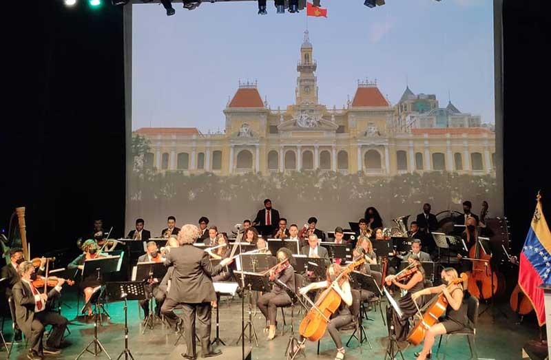 các bản hòa tấu dàn nhạc và bài hát về Việt Nam do nghệ sỹ Ali Primera và dàn nhạc giao hưởng Nhà hát Simón Bolívar biểu diễn 