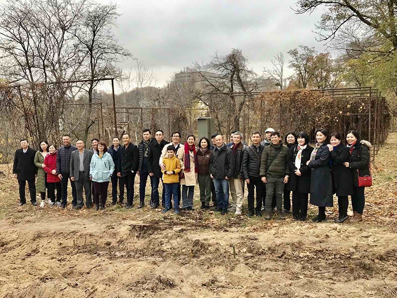 Tham dự buổi trồng cây, có Đại sứ Việt Nam tại Ukraine Nguyễn Hồng Thạch cùng phu nhân, toàn thể cán bộ các phòng, ban của Đại sứ quán và cộng đồng người Việt, tại các tỉnh thành phố Kyiv, Odessa và Kharkiv.