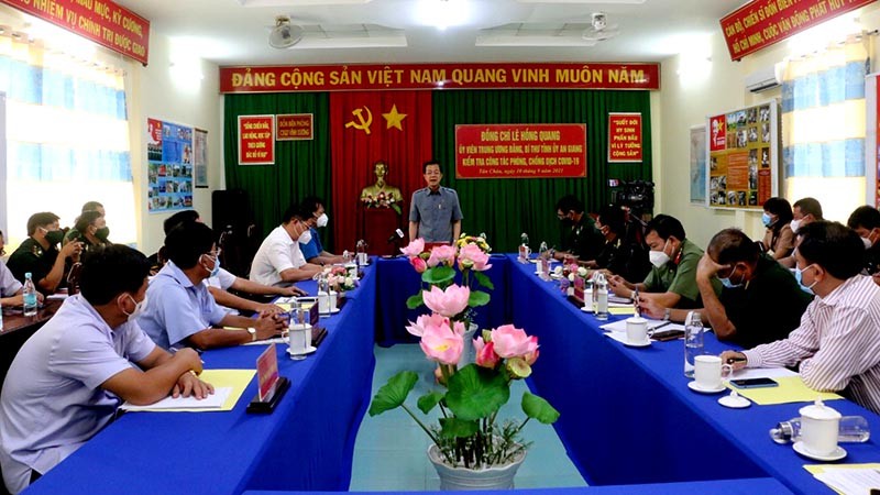 Bí thư Tỉnh uỷ An Giang Lê Hồng Quang phát biểu kết luận buổi làm việc với Ban Chỉ đạo phòng, chống dịch Covid-19 thị xã Tân Châu. (Ảnh: Chiến Khu)