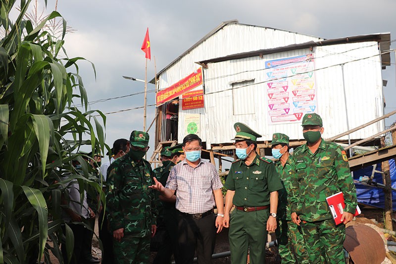 Đoàn công tác Bộ Tư lệnh BĐBP thị sát tại tuyến biên giới thị xã Tân Châu. (Ảnh: Chiến Khu)