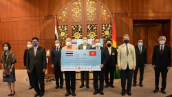 Thái Lan trao tặng vật tư y tế chống dịch Covid-19 cho Việt Nam