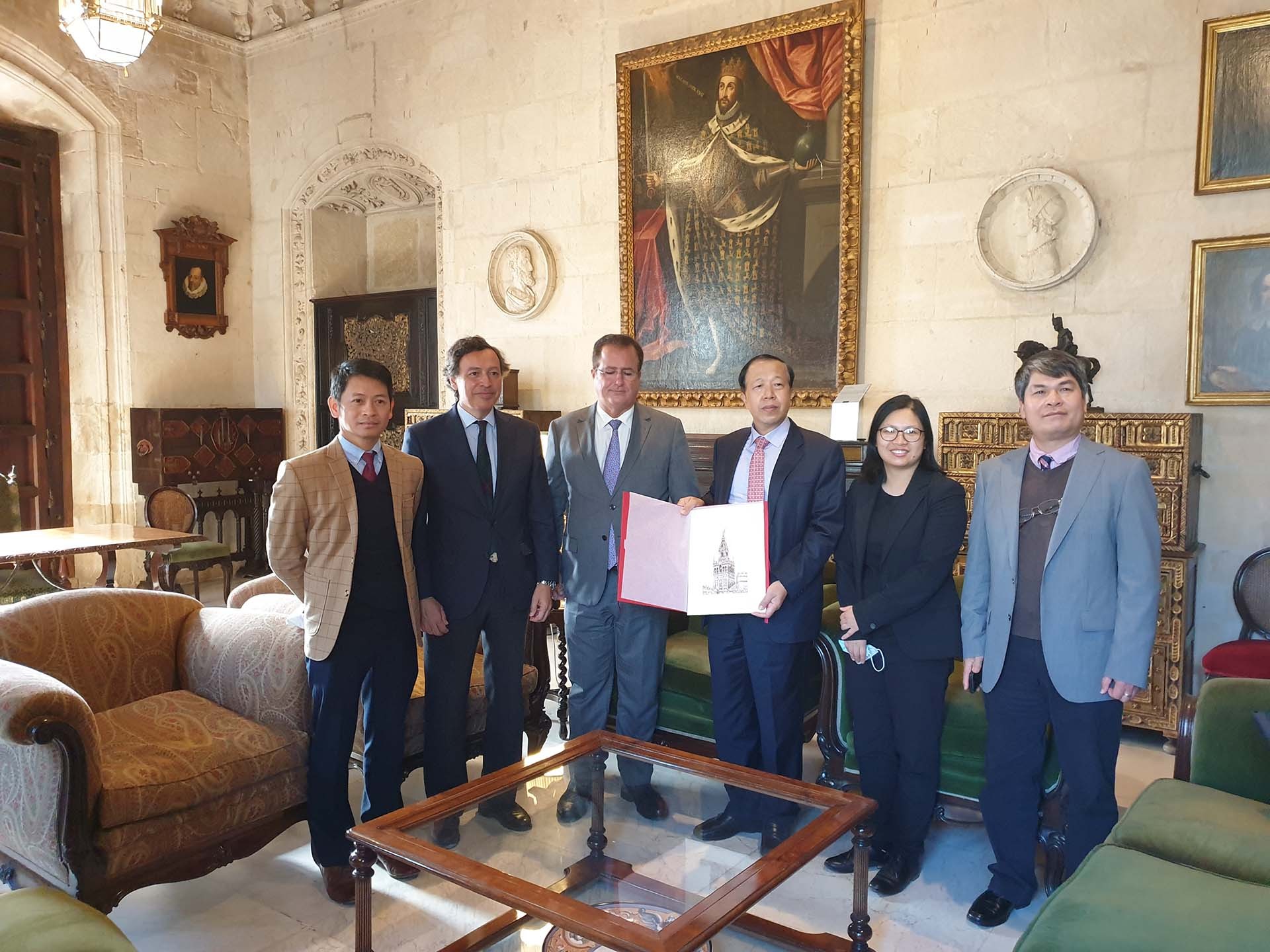 , Đại sứ Hoàng Xuân Hải làm việc với Phó Thị trưởng thành phố Sevilla