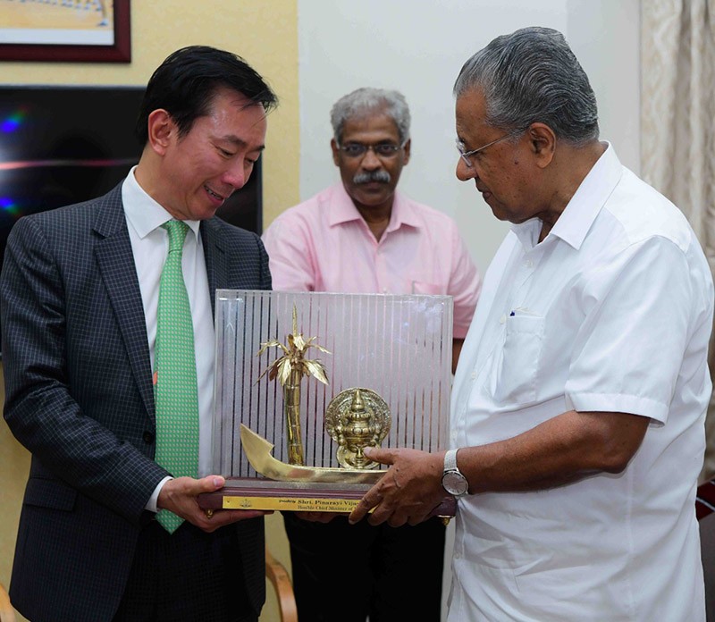 Đại sứ Phạm Sanh Châu chào xã giao Thủ hiến Bang Kerala, Ủy viên Bộ Chính trị Đảng Cộng sản Ấn Độ mác-xít (CPI-M) Pinarayi Vijayan.