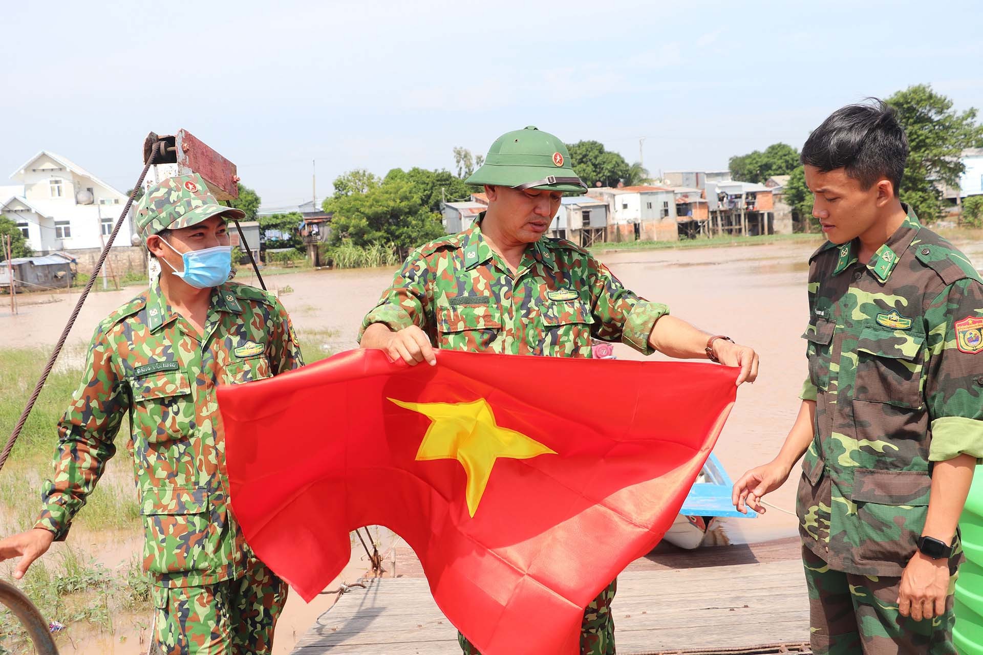 Các Chốt quản lý, bảo vệ biên giới và phòng, chống dịch Covid-19 thay cờ mới. (Ảnh: Chiến Khu)