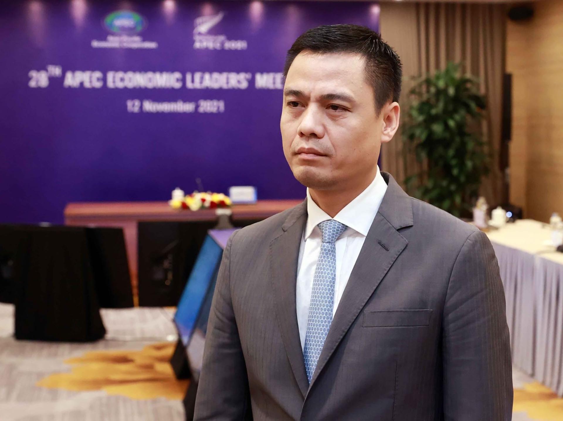 Thứ trưởng Ngoại giao Đặng Hoàng Giang trả lời báo chí sau khi Hội nghị các nhà Lãnh đạo kinh tế APEC lần thứ 28 bế mạc.