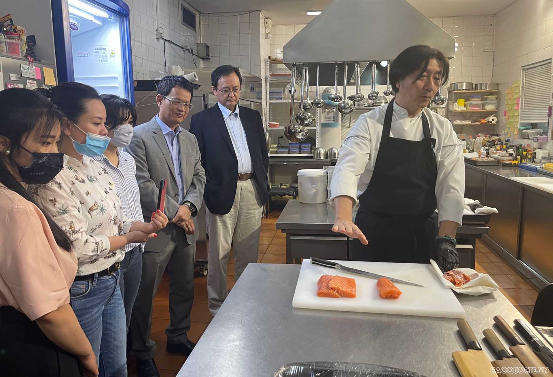 Đầu bếp Nobuyoshi Takagi hướng dẫn cán bộ và phu nhân Dại sứ quán Việt Nam. 