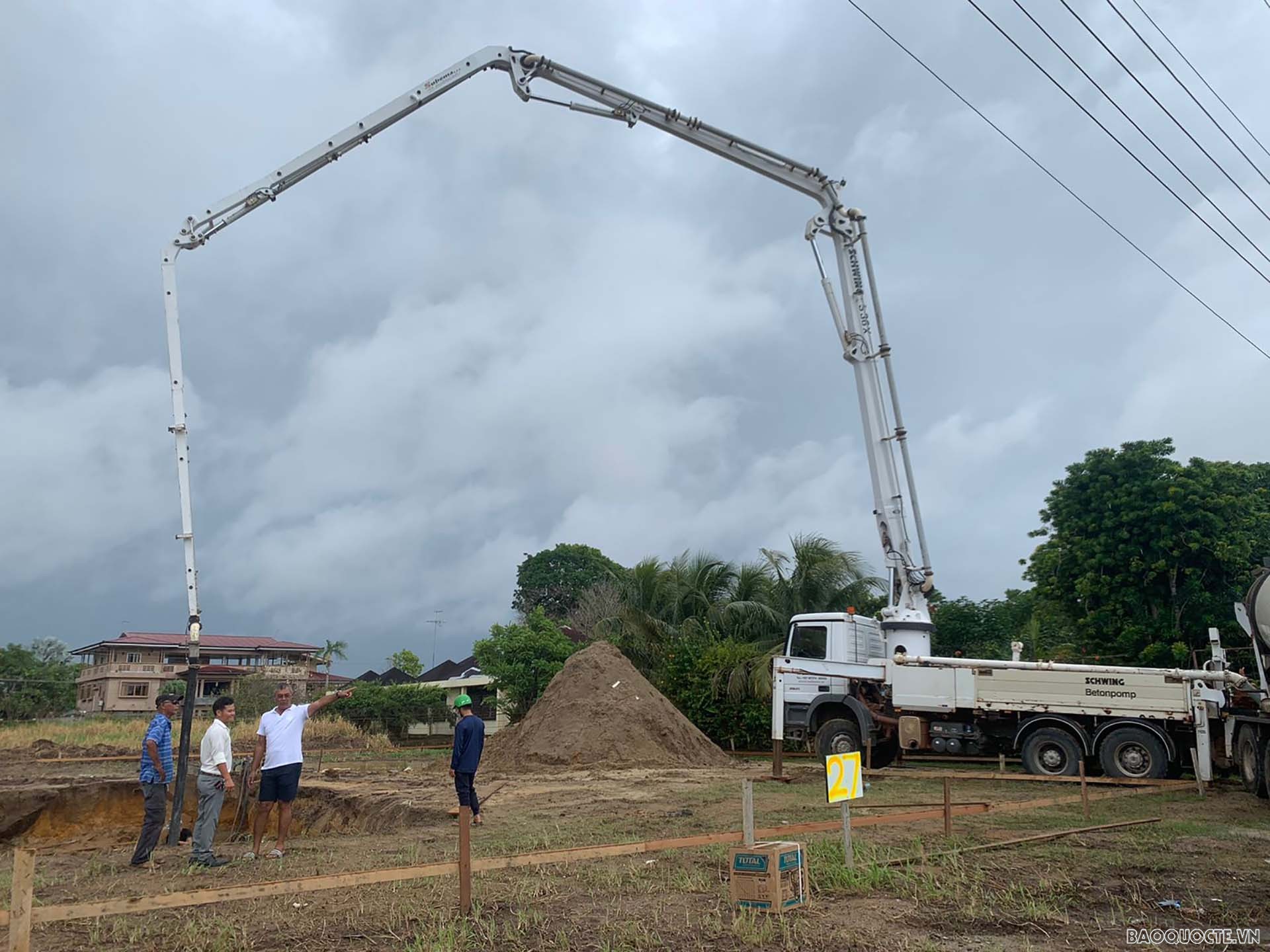 Anh Hồ Văn Mậu thành công trong lĩnh vực xây dựng các công trình lớn ở thủ đô Paramaribo