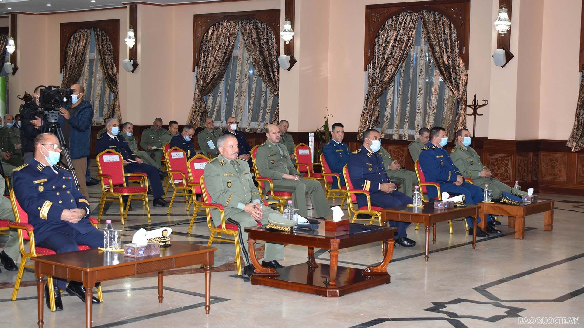 Tham dự tọa đàm có lãnh đạo trường Đại học chiến tranh Algeria cùng tập thể lãnh đạo các khoa, phòng, ban, các sĩ quan, học viên.