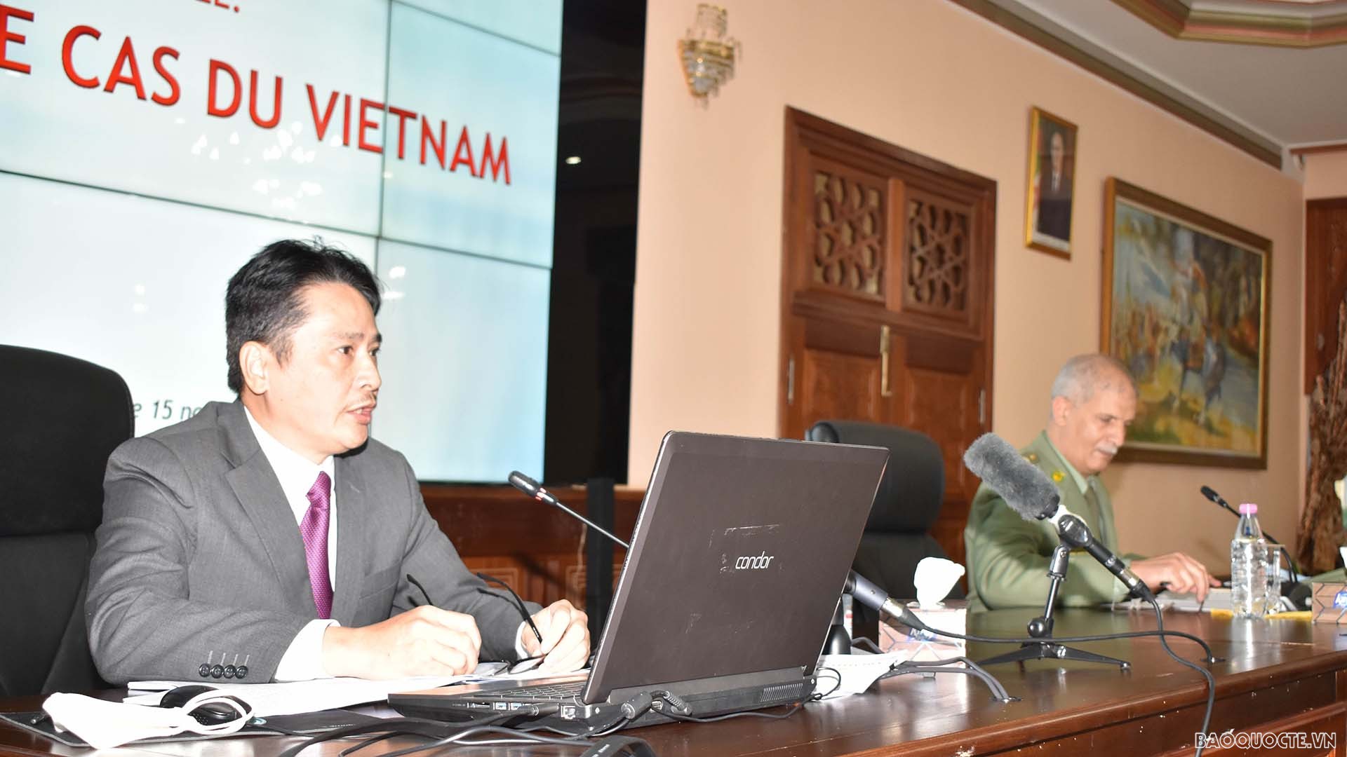 Đại sứ Việt Nam tại Algeria chủ trì tọa đàm về phát triển bền vững tại Đại học chiến tranh Algeria.
