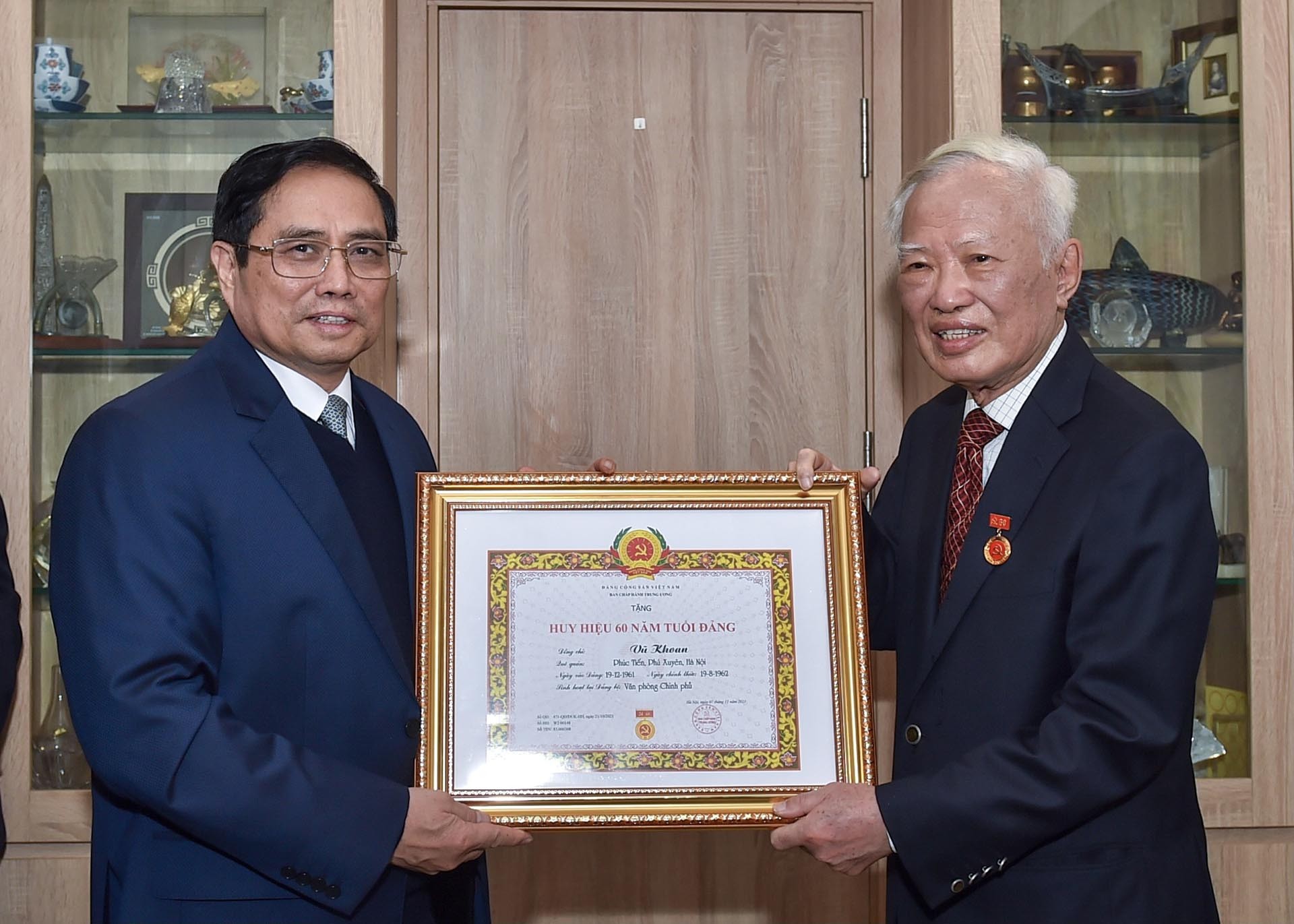 Thủ tướng Phạm Minh Chính trao Huy hiệu 60 năm tuổi Đảng tặng đồng chí Vũ Khoan. (Nguồn: VGP)