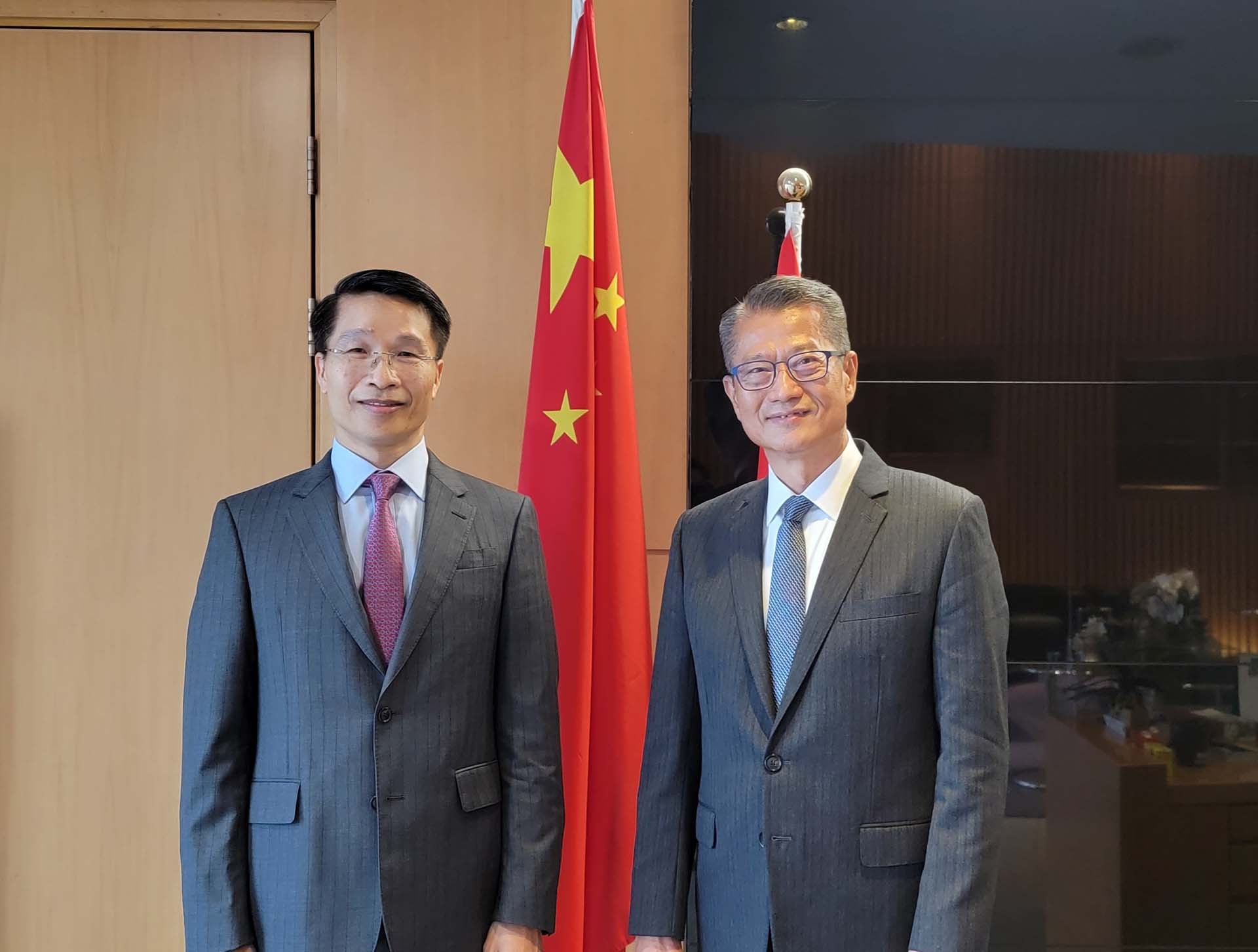 Bộ trưởng Tài Chính Hong Kong Paul Chan Mo-po tiếp Tổng Lãnh sự Việt Nam tại Hong Kong Phạm Bình Đàm.