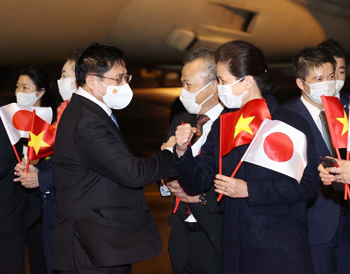 Cán bộ, nhân viên Đại sứ quán Việt Nam tại Nhật Bản đón Thủ tướng Phạm Minh Chính tại Sân bay quốc tế Haneda. (Nguồn: TTXVN)