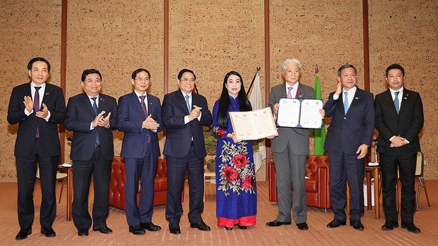Thủ tướng Phạm Minh Chính và Ngài Fukuda Tomikazu, Thống đốc tỉnh Tochigi chứng kiến Lễ trao văn kiện hợp tác giữa tỉnh Vĩnh Phúc và tỉnh Tochigi. (Nguồn: TTXVN)