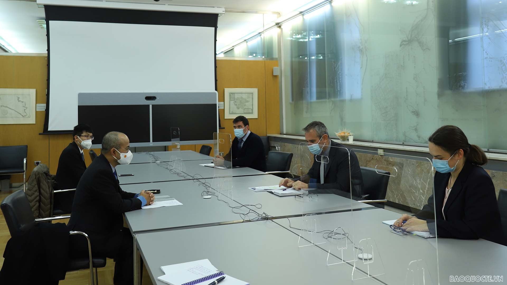 Đại sứ Nguyễn Trung Kiên làm việc với Đại sứ Igor Jukic, Tổng Vụ trưởng phụ trách ngoại giao đa phương, Bộ Ngoại giao Slovenia