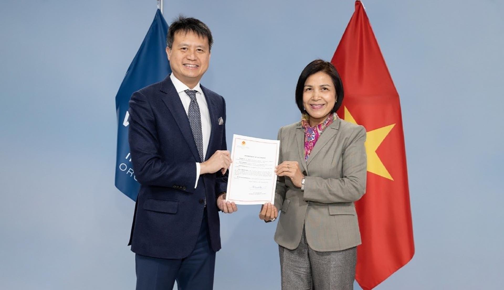 Đại sứ Lê Thị Tuyết Mai trao Văn kiện của Việt Nam về việc gia nhập Hiệp ước WIPO về quyền tác giả cho Tổng giám đốc WIPO Daren Tang (Nguồn: WIPO)