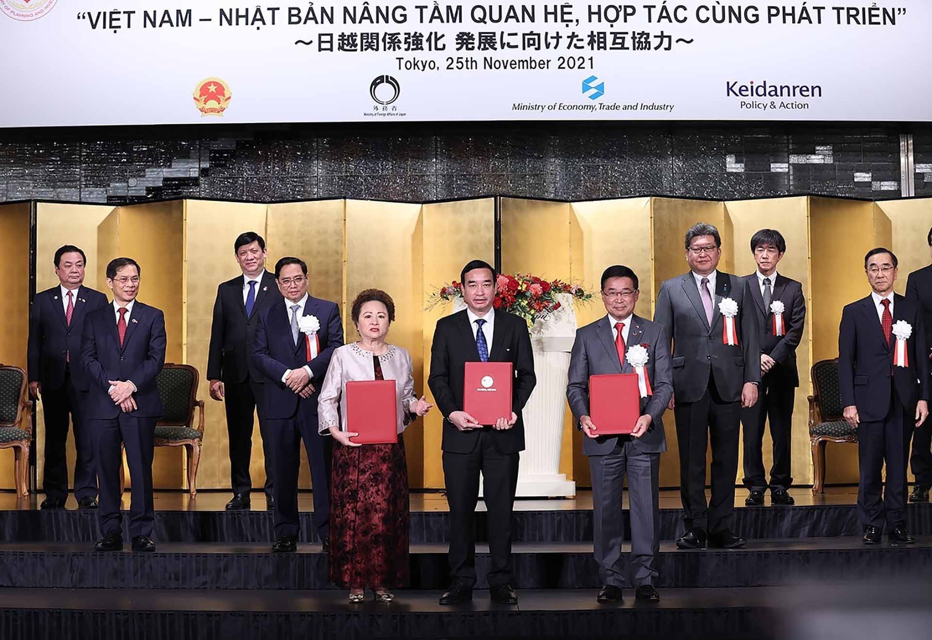 Thủ tướng Phạm Minh Chính chứng kiến Lễ trao đổi các văn kiện hợp tác giữa các doanh nghiệp 2 nước. (Nguồn: TTXVN)