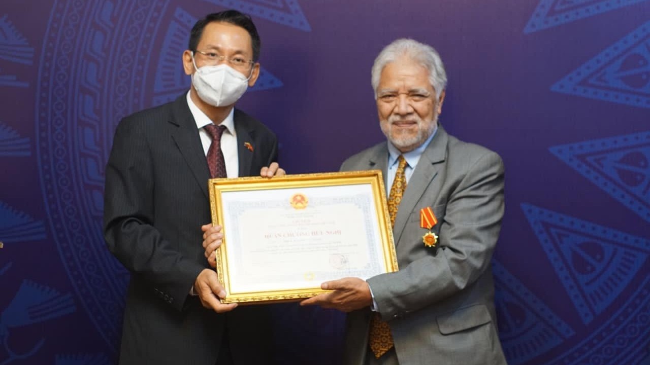 Trao Huân chương Hữu nghị tặng nguyên Đại sứ Venezuela tại Việt Nam