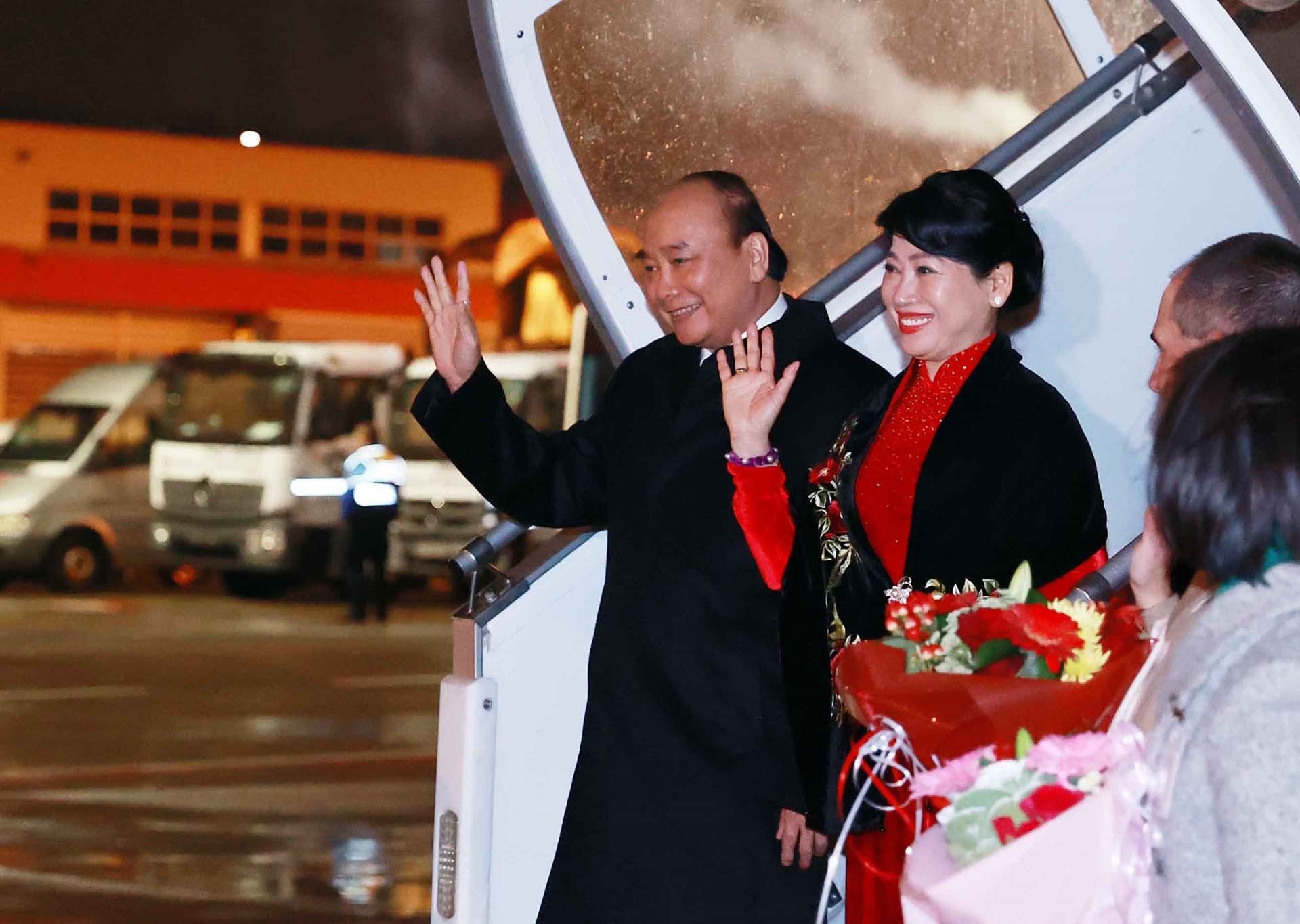 Chủ tịch nước Nguyễn Xuân Phúc và Phu nhân đến Sân bay quốc tế Geneva. (Nguồn: TTXVN)