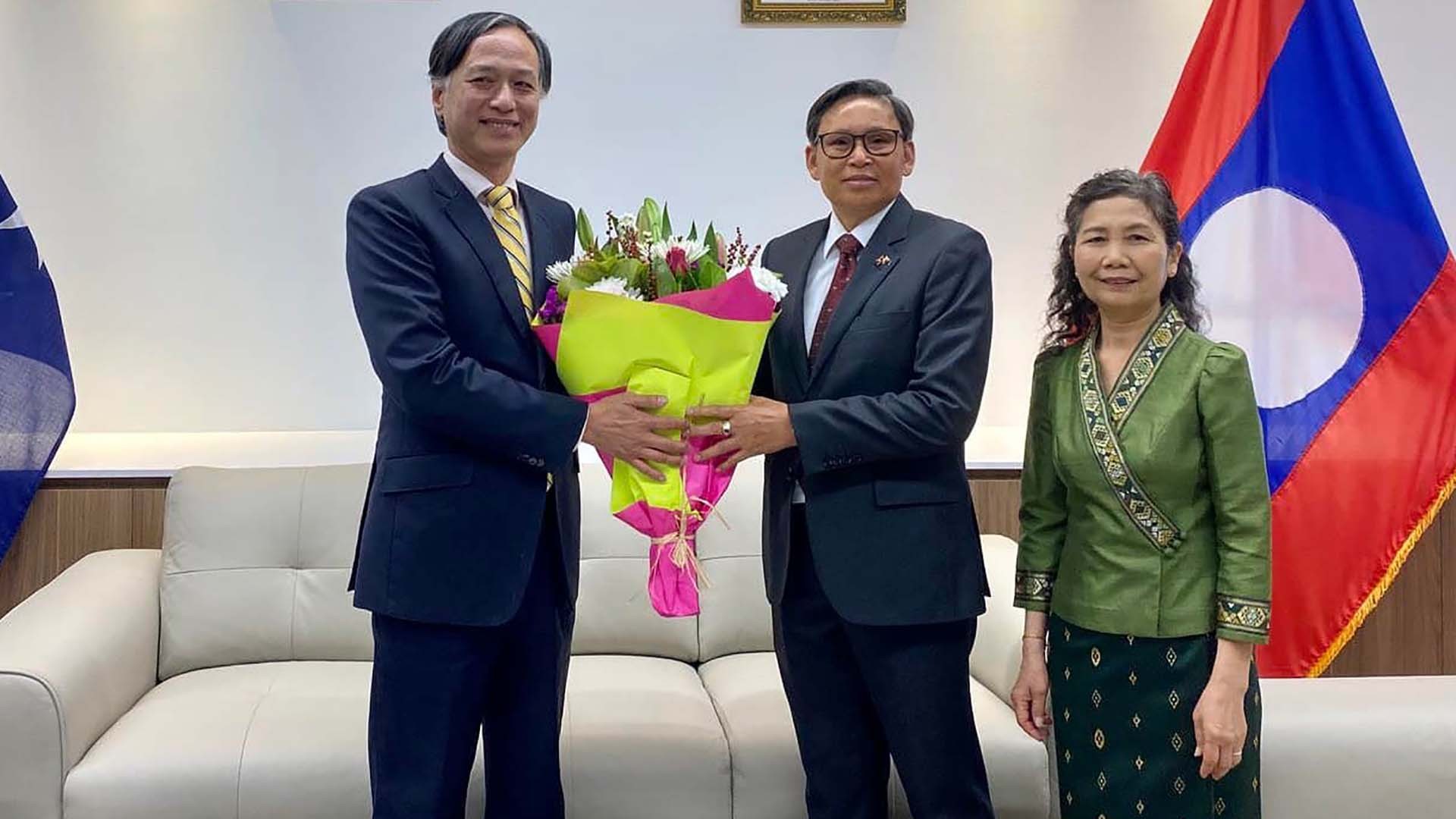 Đoàn đại biểu Đại sứ quán Việt Nam tại Australia do Đại sứ Nguyễn Tất Thành dẫn đầu đã đến Đại sứ quán Lào tại Canberra chúc mừng kỷ niệm 46 năm Quốc khánh Cộng hòa Dân chủ Nhân dân Lào 