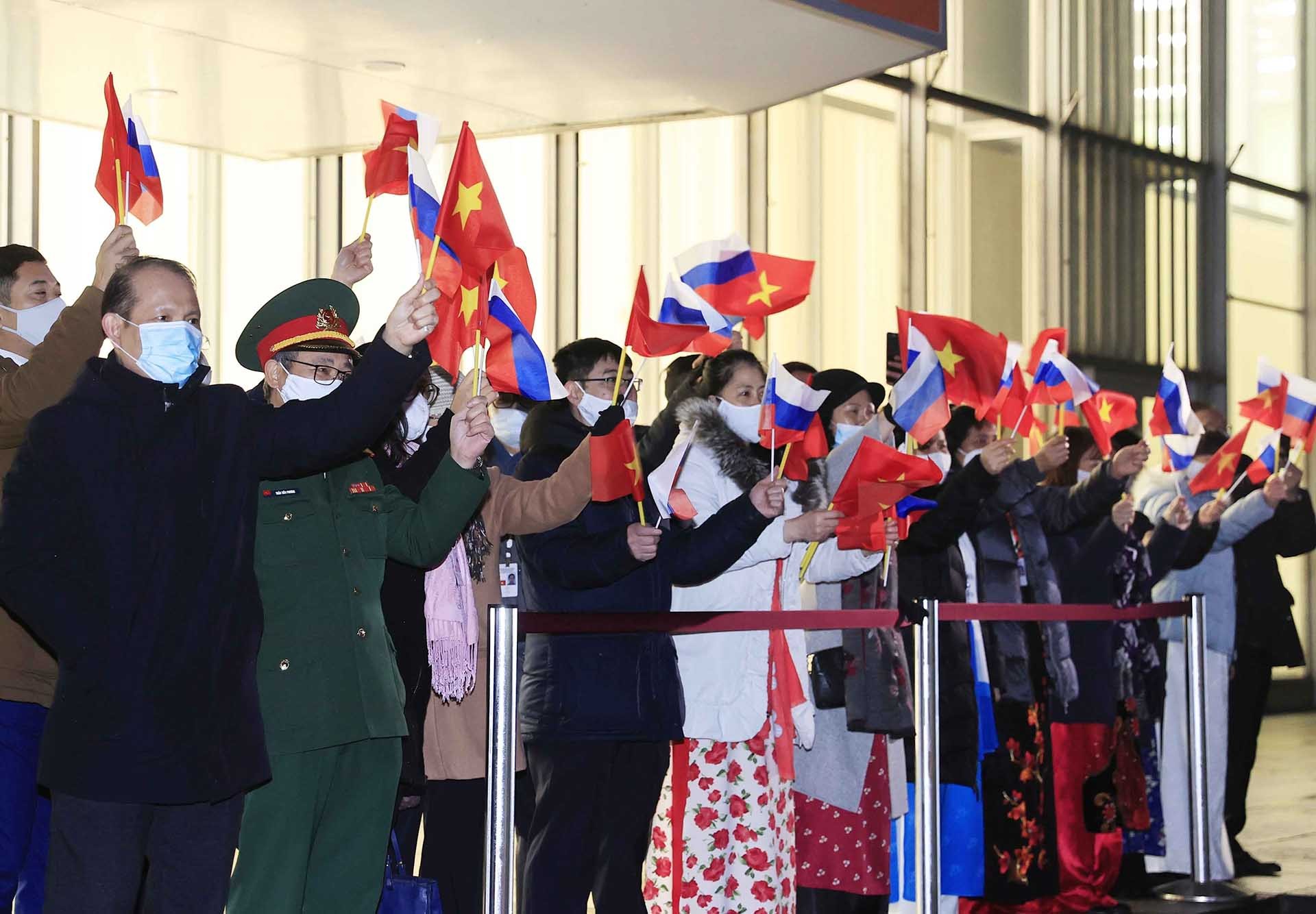 Cán bộ nhân viên Đại sứ quán Việt Nam tại Liên bang Nga và phu nhân cán bộ cơ quan ngoại giao đón Chủ tịch nước Nguyễn Xuân Phúc và Phu nhân cùng đoàn đại biểu cấp cao Việt Nam tại sân bay. (Nguồn: TTXVN)