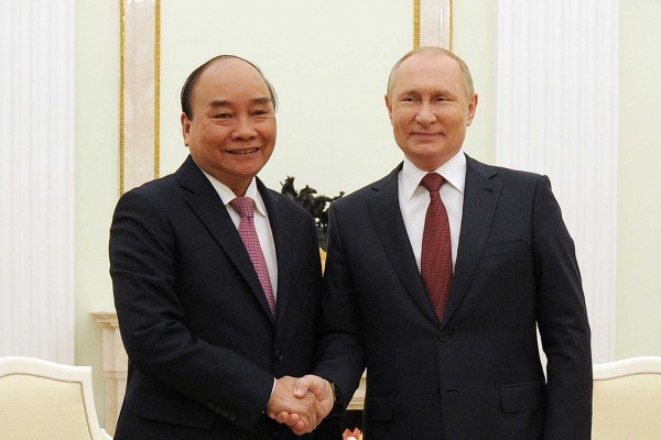 President Nguyen Xuan Phuc holds talks with Russian counterpart Vladimir Putin