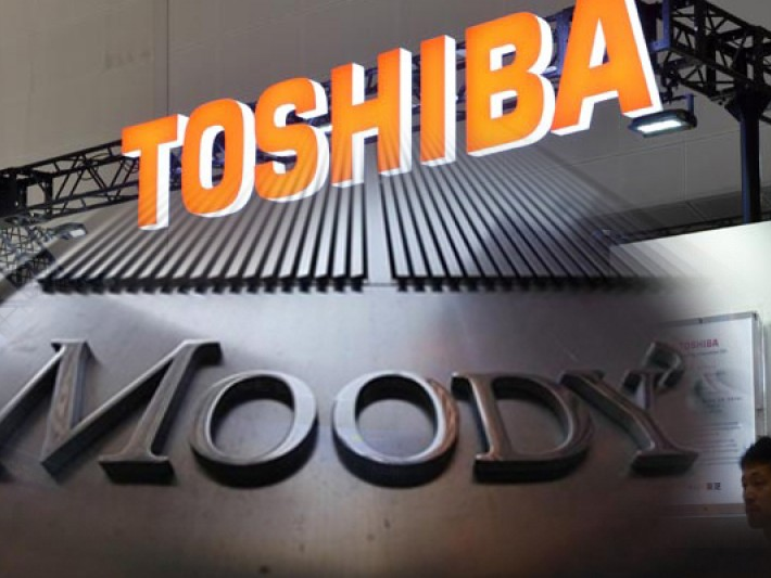 Toshiba bị hạ tín nhiệm xuống mức “không khuyến khích đầu tư”