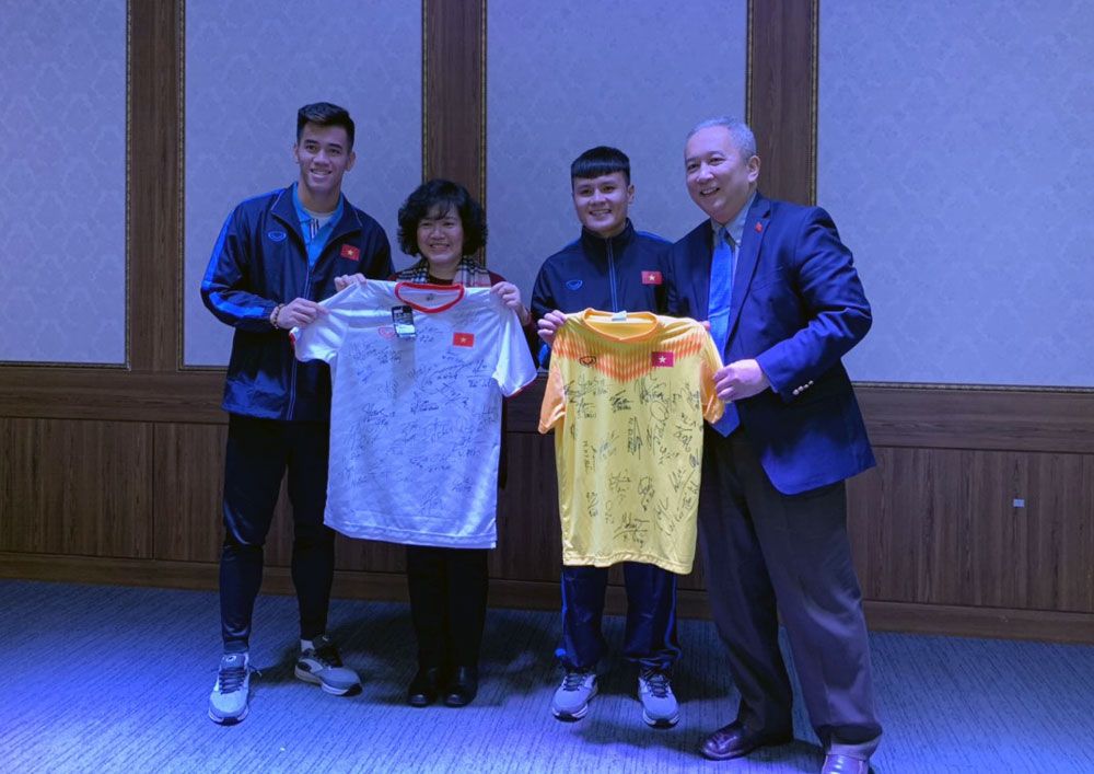 U23 Việt Nam đón Đại sứ Việt Nam tại Hàn Quốc tới thăm