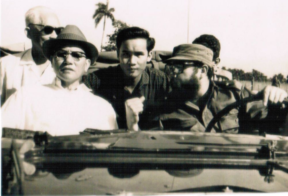 Tháng 7/1967, Ủy viên Bộ Chính trị, Phó Thủ tướng Lê Thanh Nghị dẫn đầu, sang thăm và tham dự kỷ niệm lần thứ XIV cuộc tấn công vào pháo đài Moncada. (Trong ảnh: Phó Thủ tướng Lê Thanh Nghị, Chủ tịch Fidel và tác giả.)