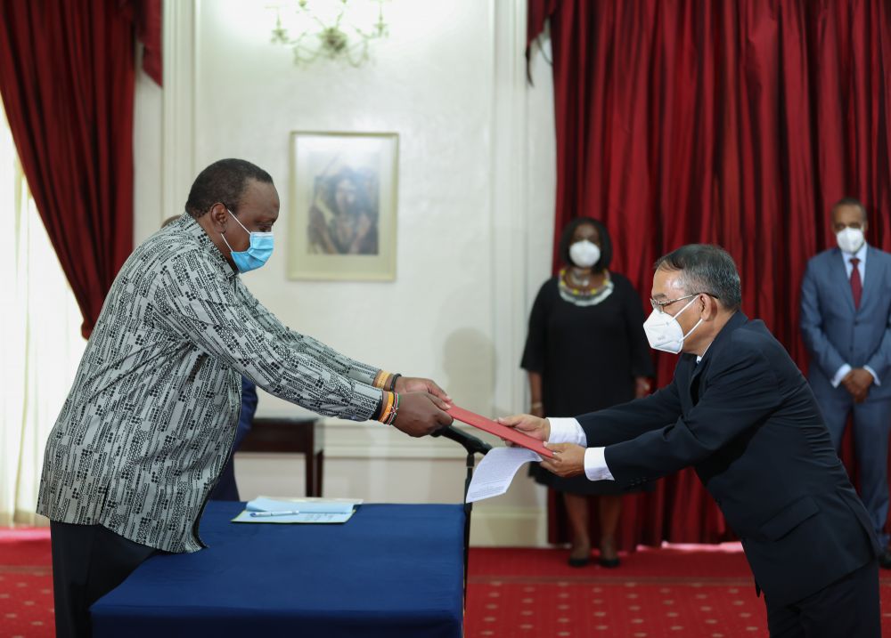 Đại sứ Nguyễn Nam Tiến trình Thư ủy nhiệm lên Tổng thống Cộng hòa Kenya