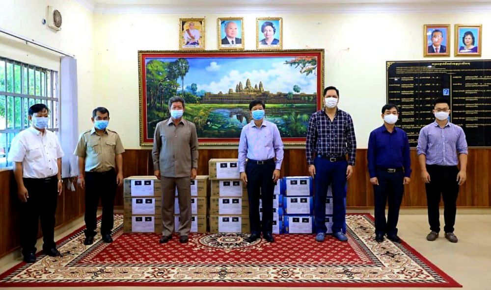Tổng Lãnh sự quán Việt Nam tặng khẩu trang và dung dịch sát khuẩn cho Chính quyền và Nhân dân tỉnh Preah Sihanouk