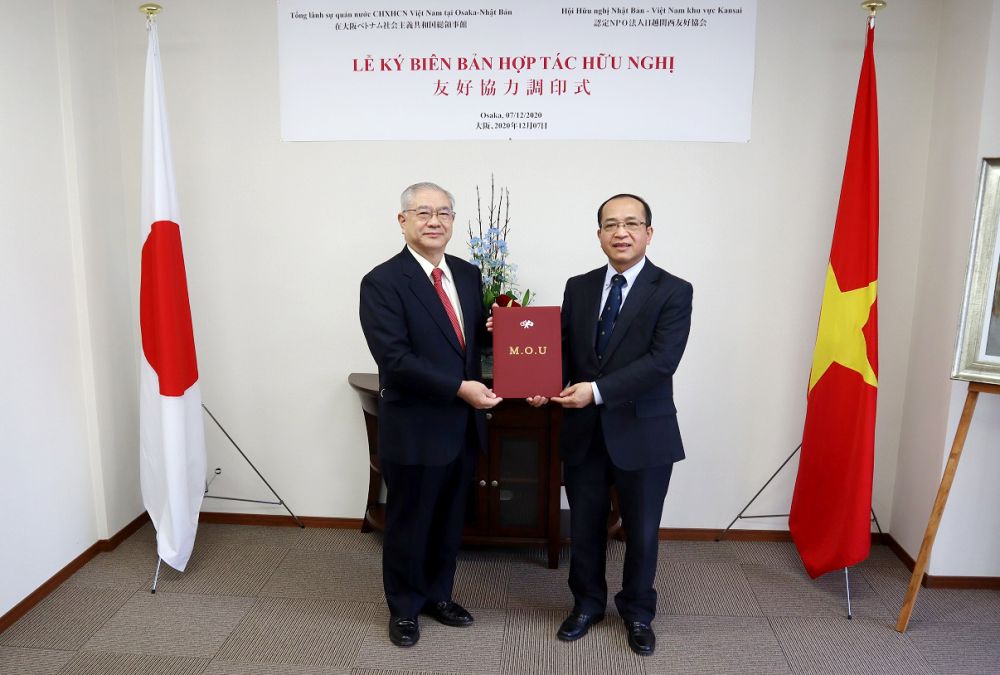 Tổng lãnh sự Vũ Tuấn Hải và ông Teichi Nishimura, Chủ tịch Hữu nghị Việt Nam-Nhật Bản khu vực Kansai.