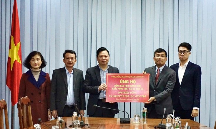 Thứ trưởng Ngoại giao Nguyễn Minh Vũ làm việc với chính quyền một số tỉnh, trao tiền quyên góp của kiều bào ủng hộ đồng bào miền Trung Thứ trưởng Ngoại giao Nguyễn Minh Vũ làm việc với chính quyền một số tỉnh, trao tiền quyên góp của kiều bào ủng hộ đồng bào miền Trung