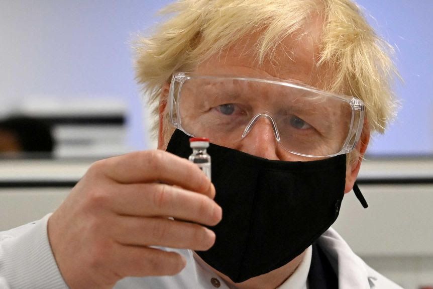 Thủ tướng Anh Boris Johnson lưu ý người dân rằng cuộc sống họ chưa thể trở lại bình thường ngay dù họ đã tiêm vaccine. (Nguồn: Reuters)  Vaccine Covid-19: Khởi động hành trình chấm dứt đại dịch?