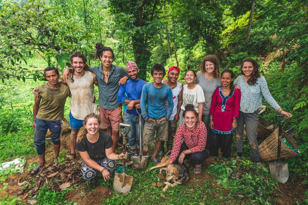 Tình nguyện viên cùng người dân trồng 3000 cây cà phê ( Ảnh: Hằng Pari)