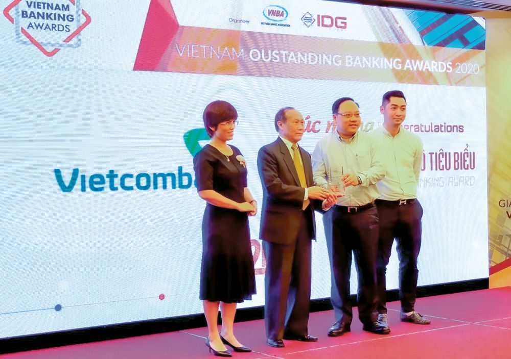 Ông Phạm Anh Tuấn – Thành viên Hội đồng quản trị (thứ 2 từ phải sang) cùng đại diện Vietcombank nhận giải thưởng “Ngân hàng chuyển đổi số tiêu biểu năm 2020”