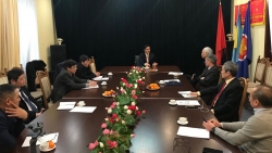 Đại sứ Nguyễn Hồng Thạch gặp mặt đại diện hội, đoàn thể cộng đồng người Việt Nam tại Ukraine