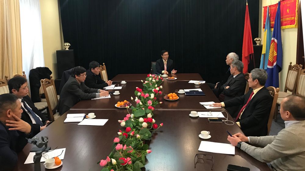 buổi gặp mặt giữa Đại sứ Nguyễn Hồng Thạch và đại diện các hội, đoàn thể cộng đồng người Việt Nam tại Ukraine. 