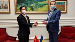 Đại sứ Nguyễn Hồng Thạch trình bản sao Ủy nhiệm thư tới Bộ Ngoại giao Ukraine