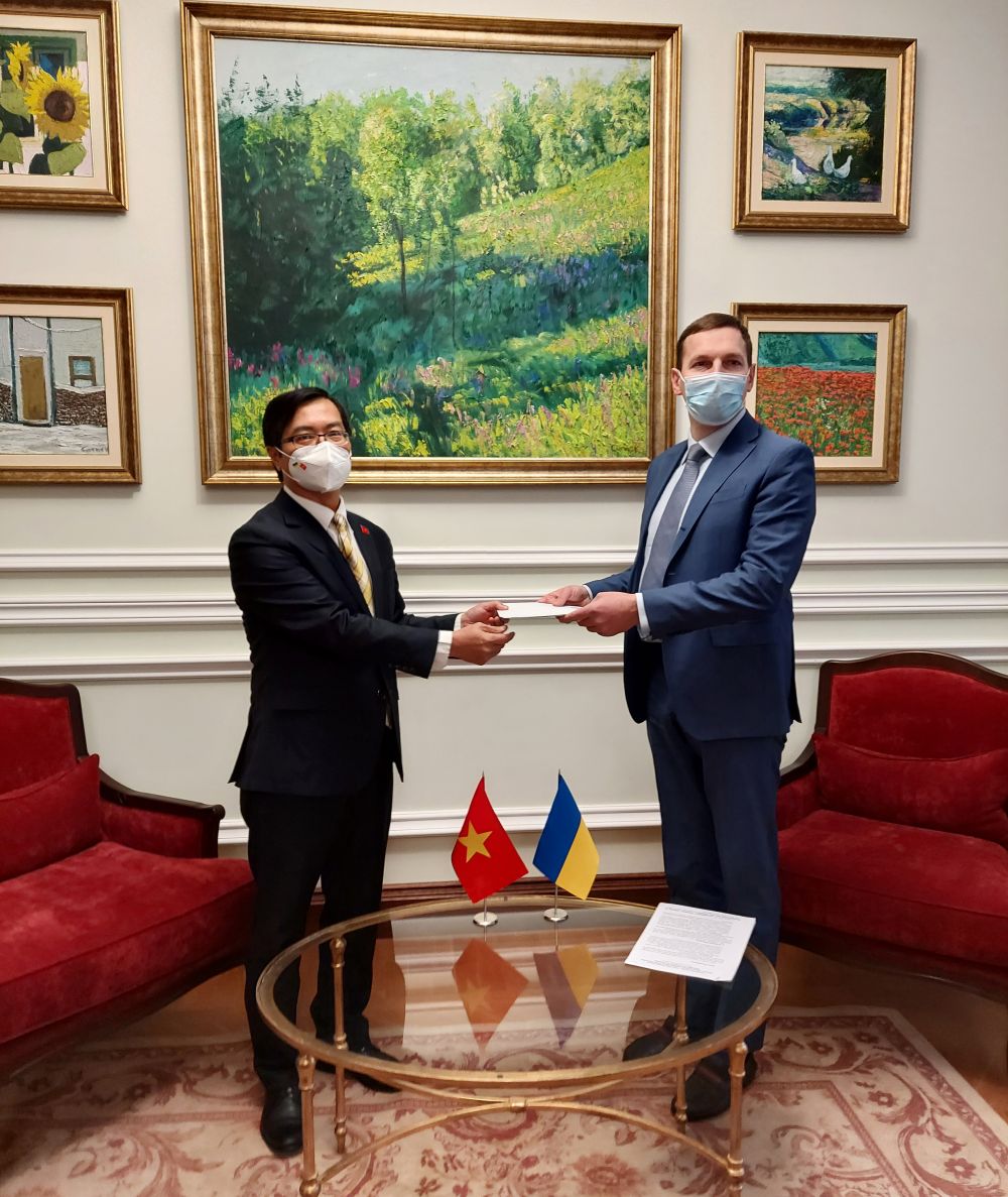 Đại sứ được bổ nhiệm của Việt Nam tại Ukraine Nguyễn Hồng Thạch đã trình bản sao Ủy nhiệm thư cho Thứ trưởng Ngoại giao Ukraine Yevheniy Yenin.