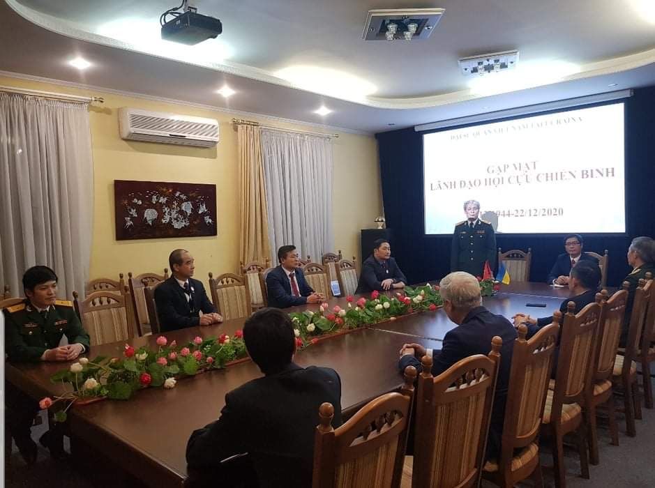 Đại sứ Nguyễn Hồng Thạch gặp mặt cán bộ Cơ quan Tùy viên Quốc phòng và đại diện Hội Cựu chiến binh Việt Nam tại Ukraine