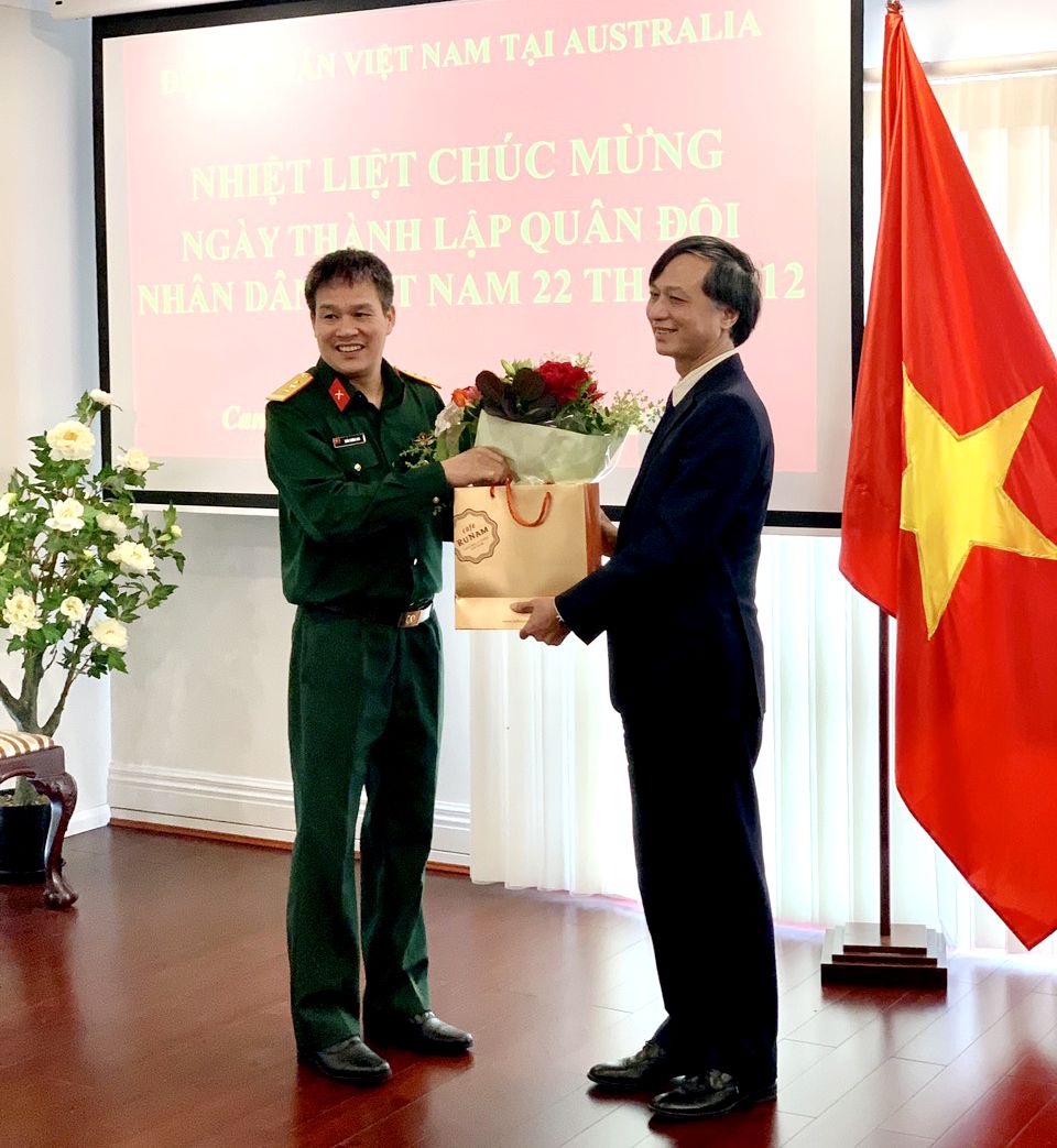 Đại sứ Nguyễn Tất Thành chúc toàn thể cán bộ Phòng Tùy viên Quốc phòng luôn giữ vững phẩm chất cao đẹp của “anh bộ đội Cụ Hồ”, hoàn thành xuất sắc mọi nhiệm vụ được giao.