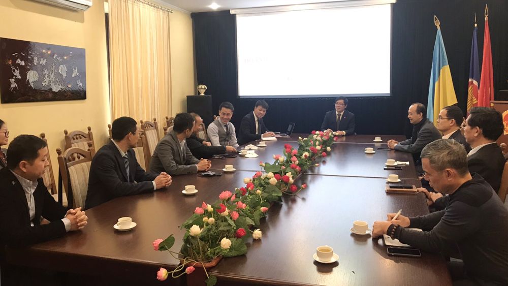 Đại sứ Nguyễn Hồng Thạch gặp gỡ doanh nghiệp của cộng đồng Việt Nam tại Ukraine