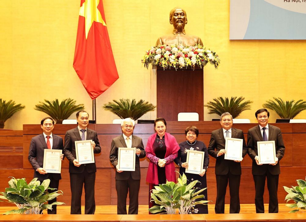 Trong ảnh: Chủ tịch Quốc hội Nguyễn Thị Kim Ngân trao Thư khen của Chủ tịch Quốc hội cho các tập thể và cá nhân. Ảnh: Trọng Đức - TTXVN